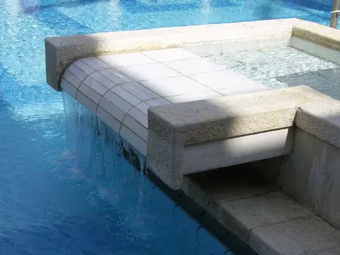 إنشاء أحواض السباحة بواسطة شركة 7 ستارز حمام سباحة بشلال داخلي